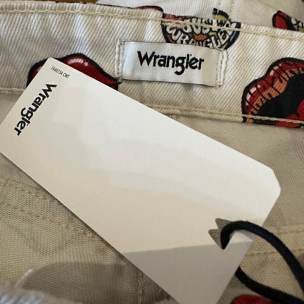 NWT Wrangler Barrel Jeans in Read my Lips print - Picture 11 of 11
